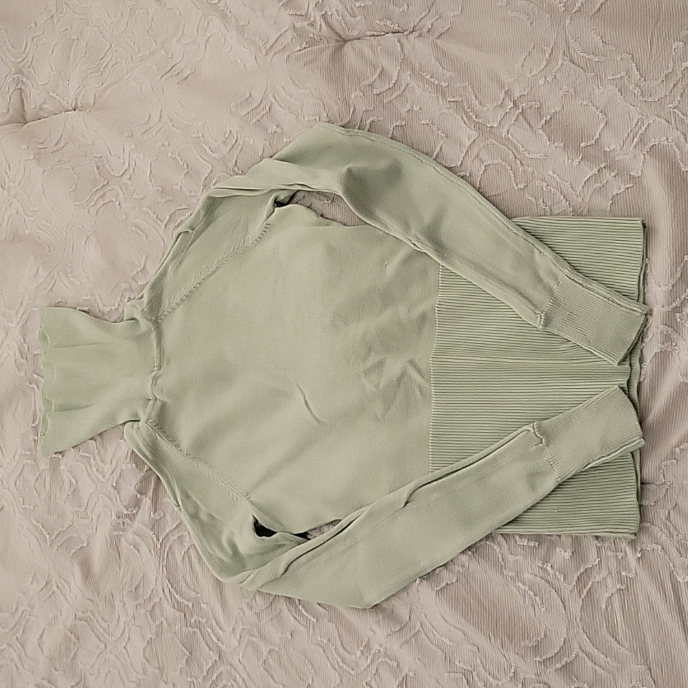 NWT Guess long sleeve twist cutout pullover in Simply Mint size XS